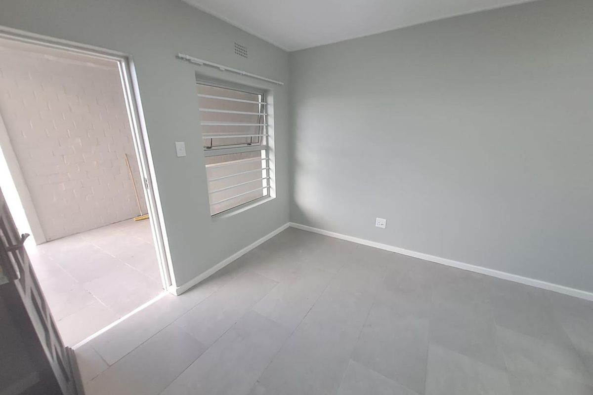 Wake Up to Mountain Views – Stylish New Apartment in Diep River - Photo 3