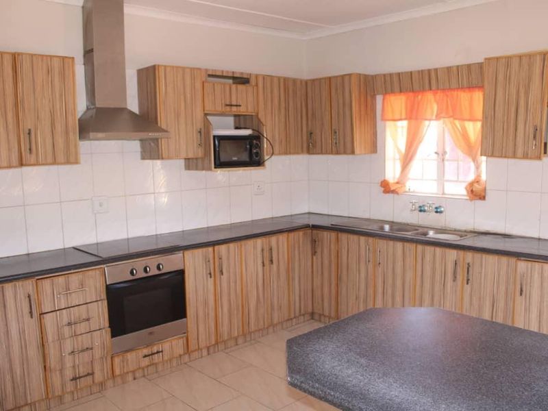 Three bedrooms house for sale in Outjo,  Selling Price N$1200000 (cost included), erf size 795 sqm - Photo 3
