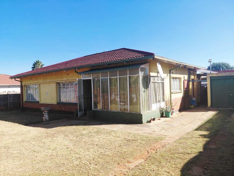 Spacious 3-Bed Home with Huge Yard & Ample Parking! - Photo 1