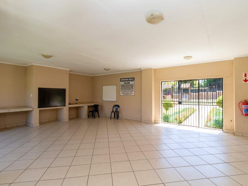 NEAT 2 BED 2 BATH APPARTMENT. SUITABLE FOR A SMALL FAMILY . - Photo 4