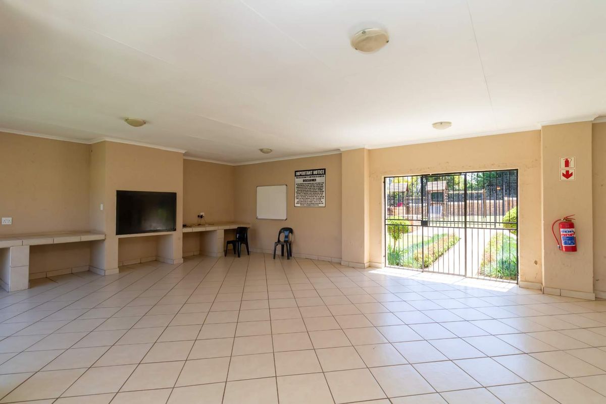 NEAT 2 BED 2 BATH APPARTMENT. SUITABLE FOR A SMALL FAMILY . - Photo 4