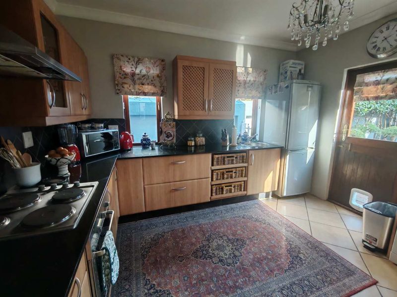 EXCLUSIVE MANDATE -BEAUTIFUL HOME WITH LOTS OF EXTRAS IN THE GOLF ESATE - Photo 9