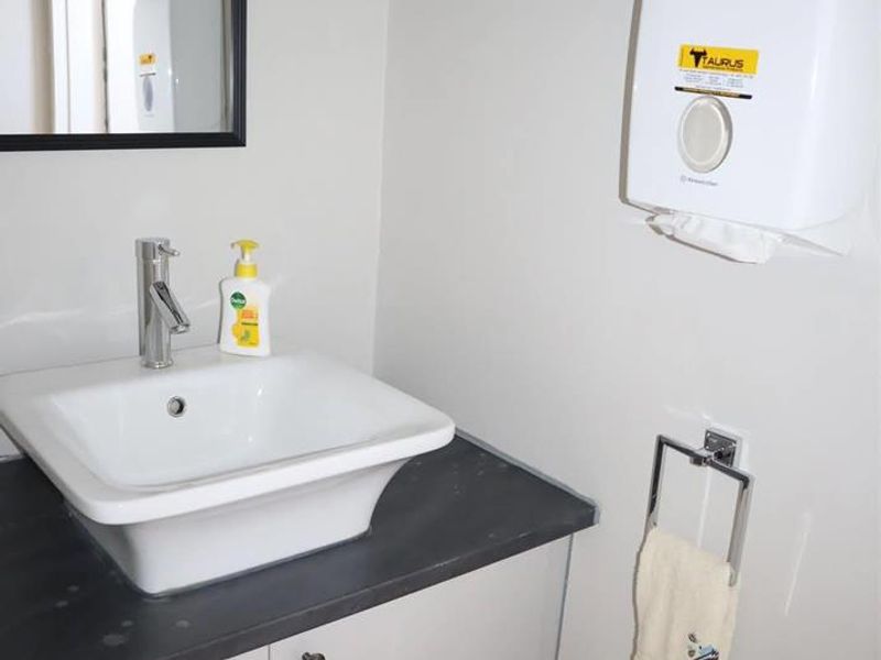 Modern and well maintained unit for sale. - Photo 9