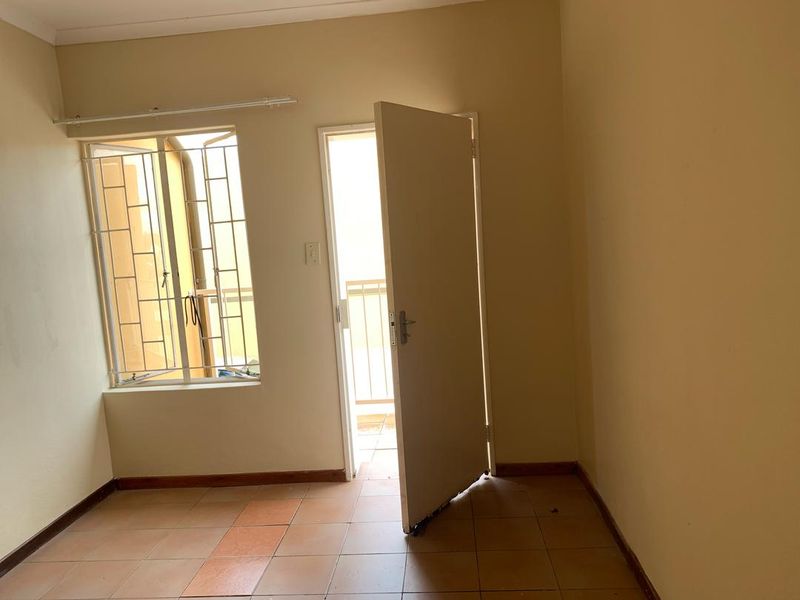 NEAT 2 BEDROOM TOWNHOUSE FOR SALE KHOMASDAL - Photo 5