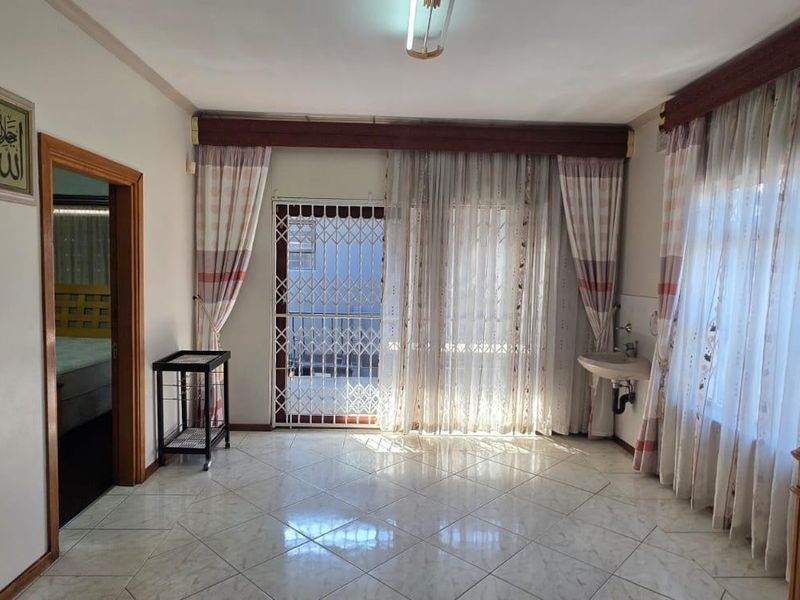 Spacious 5-Bedroom Family Home or Office Space To Let in Bluff Shared Property - Photo 9