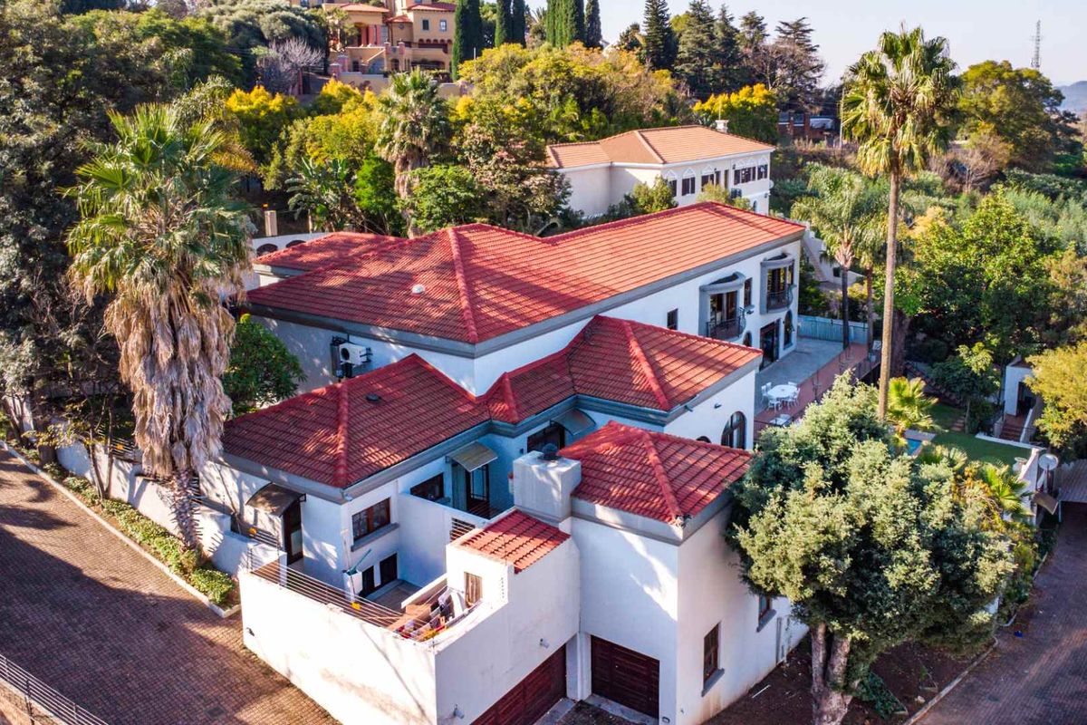 5 Bedroom Home with 5 En-Suite Bathrooms with Breathtaking Views - Photo 3
