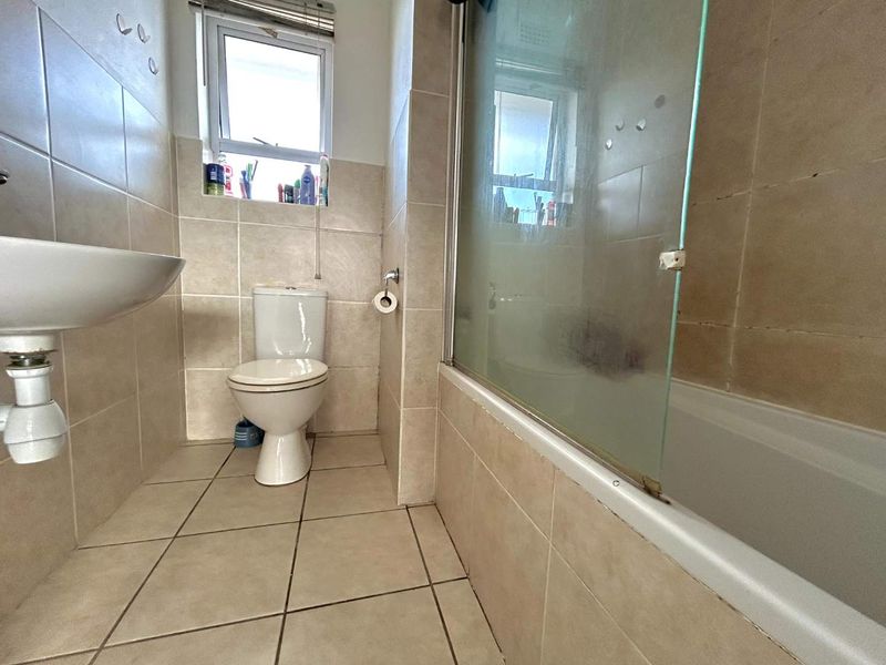 Ground Floor Lock Up And Go - Photo 7