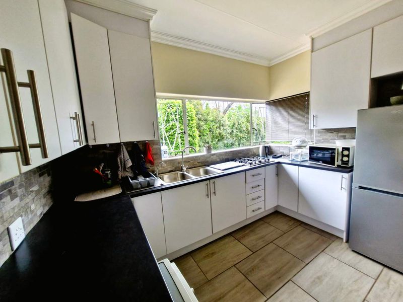 Charming Family Home in Quiet Cul-de-Sac - Photo 2