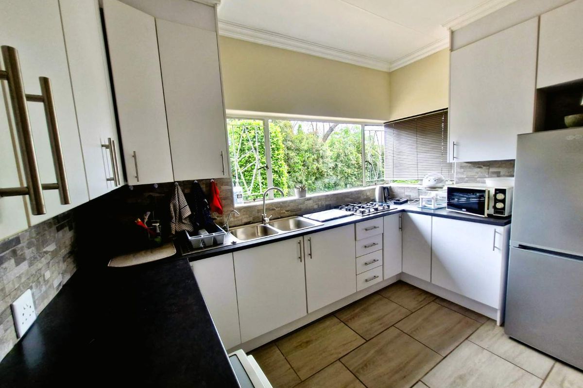 Charming Family Home in Quiet Cul-de-Sac - Photo 2