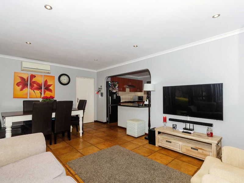 Beautiful 2 Bedroom Townhouse For Sale in Waterfall - Photo 4