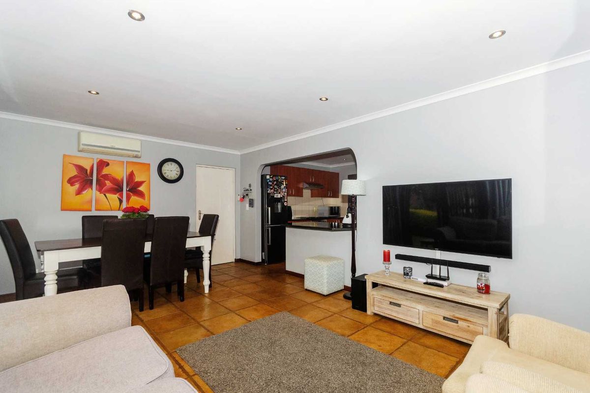 Beautiful 2 Bedroom Townhouse For Sale in Waterfall - Photo 4