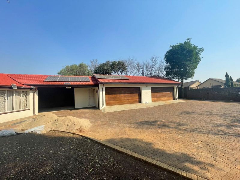 Secure, Comfortable 3-Bedroom Rental Near Kempton Gate! - Photo 1