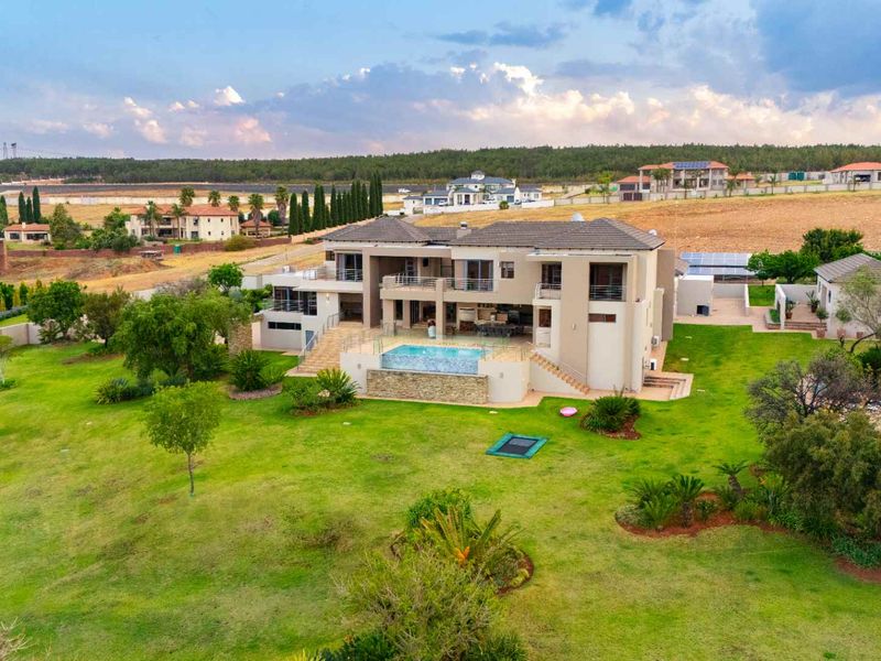 Luxurious Eco-Friendly Estate with Unparalleled Features - Photo 7