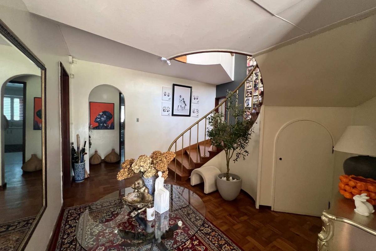 GRAND FAMILY HOME IN PRESTIGIOUS SUBURB - Photo 3