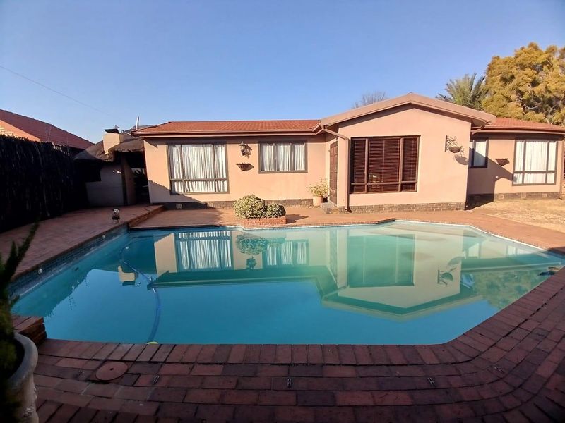 Charming 3-Bedroom Home - Photo 3
