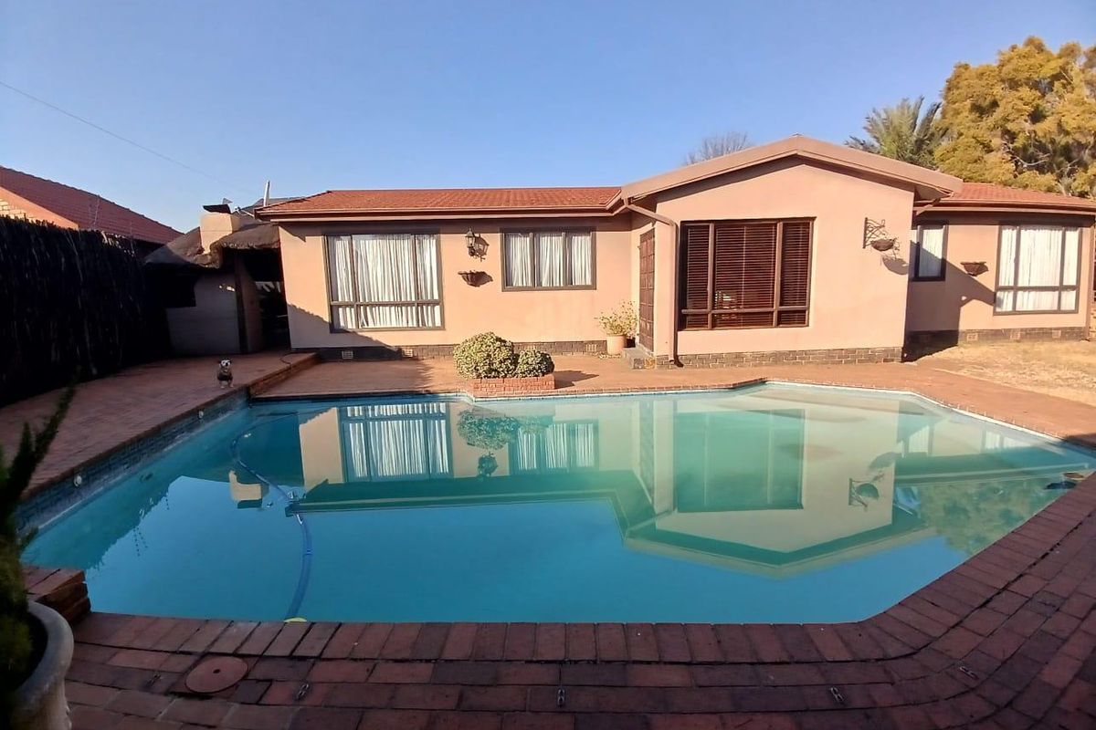 Charming 3-Bedroom Home - Photo 3
