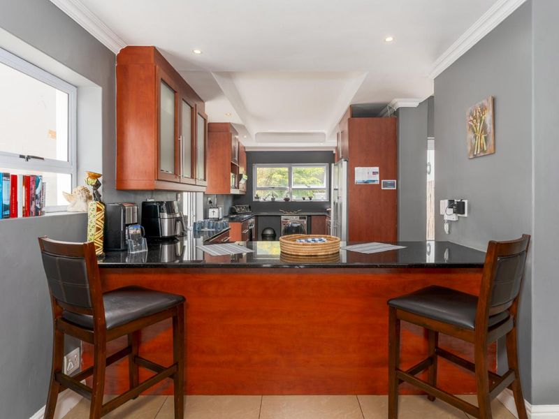 Luxury Investment Property in Hout Bay - Photo 6