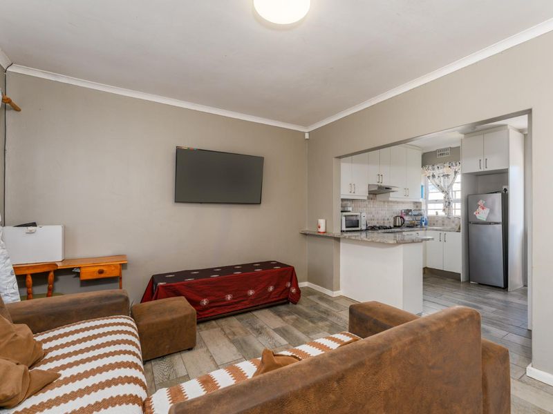 Neat, Move-In Ready 2 Bedroom Home in Silvertown + 2 Bedroom Nutec Dwelling - Photo 2