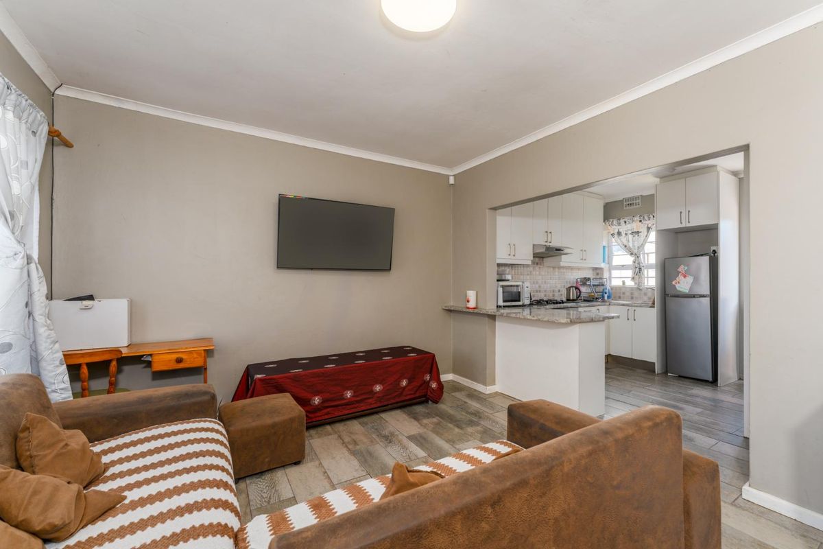 Neat, Move-In Ready 2 Bedroom Home in Silvertown + 2 Bedroom Nutec Dwelling - Photo 2