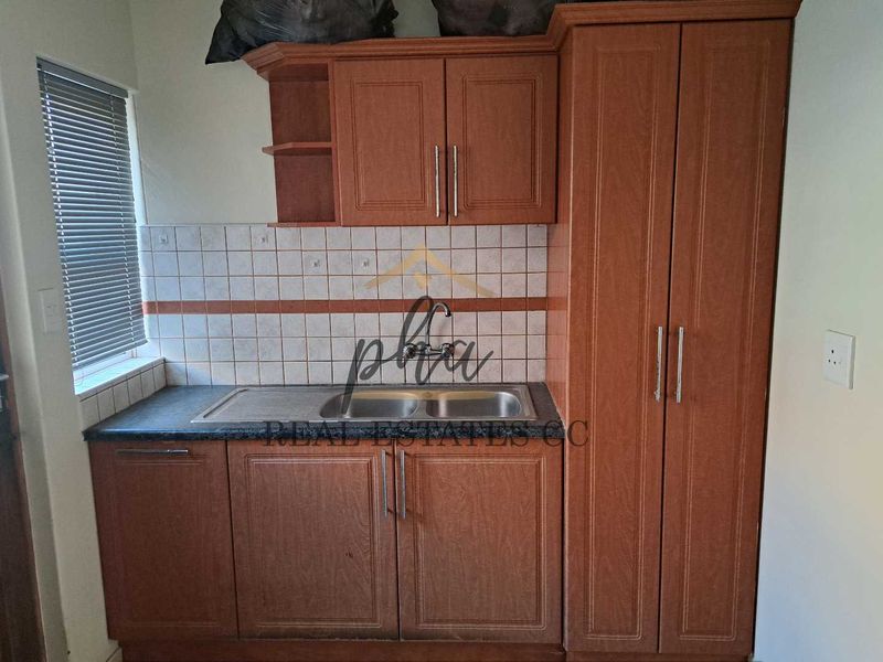 3 bedr Family home with 3 bedr Flat plus 3 garages in Walvis Bay selling for N$2 950 000.00 - Photo 9