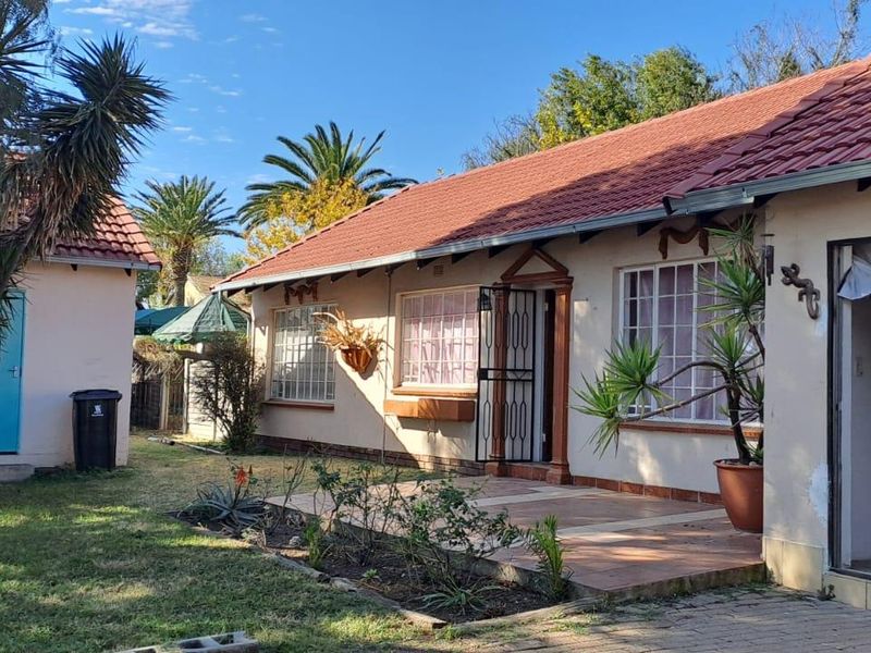 TLC Needed - Photo 2