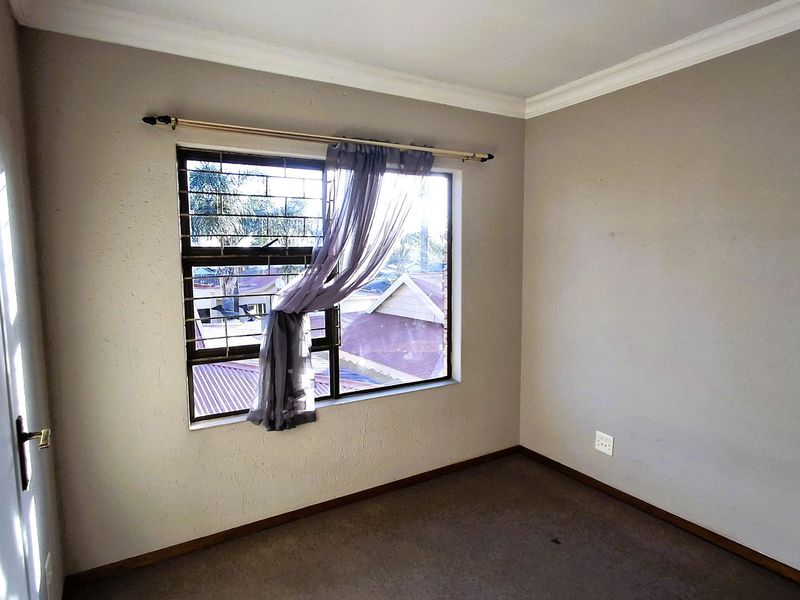 Small secure estate with full tittle properties - Photo 9