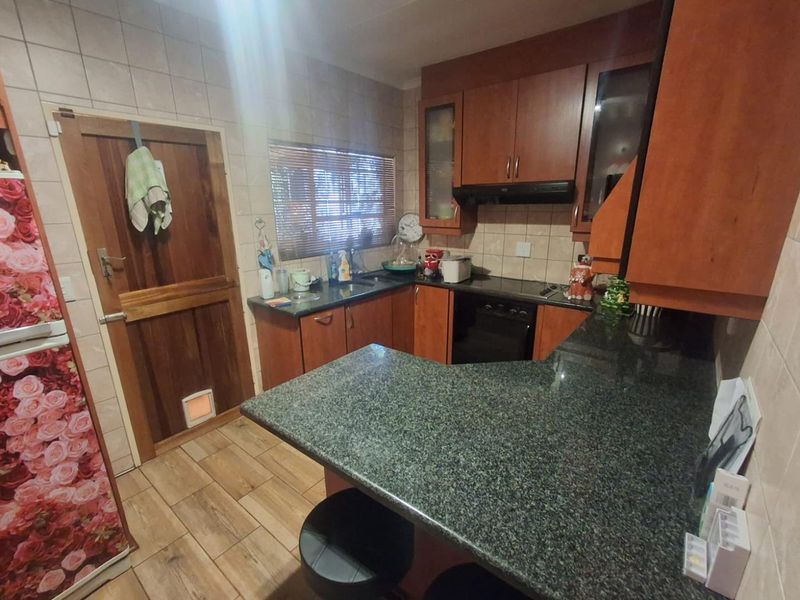 MODERN FAMILY LIVING WITH INCOME-GENERATING POTENTIAL IN MULBARTON - Photo 3