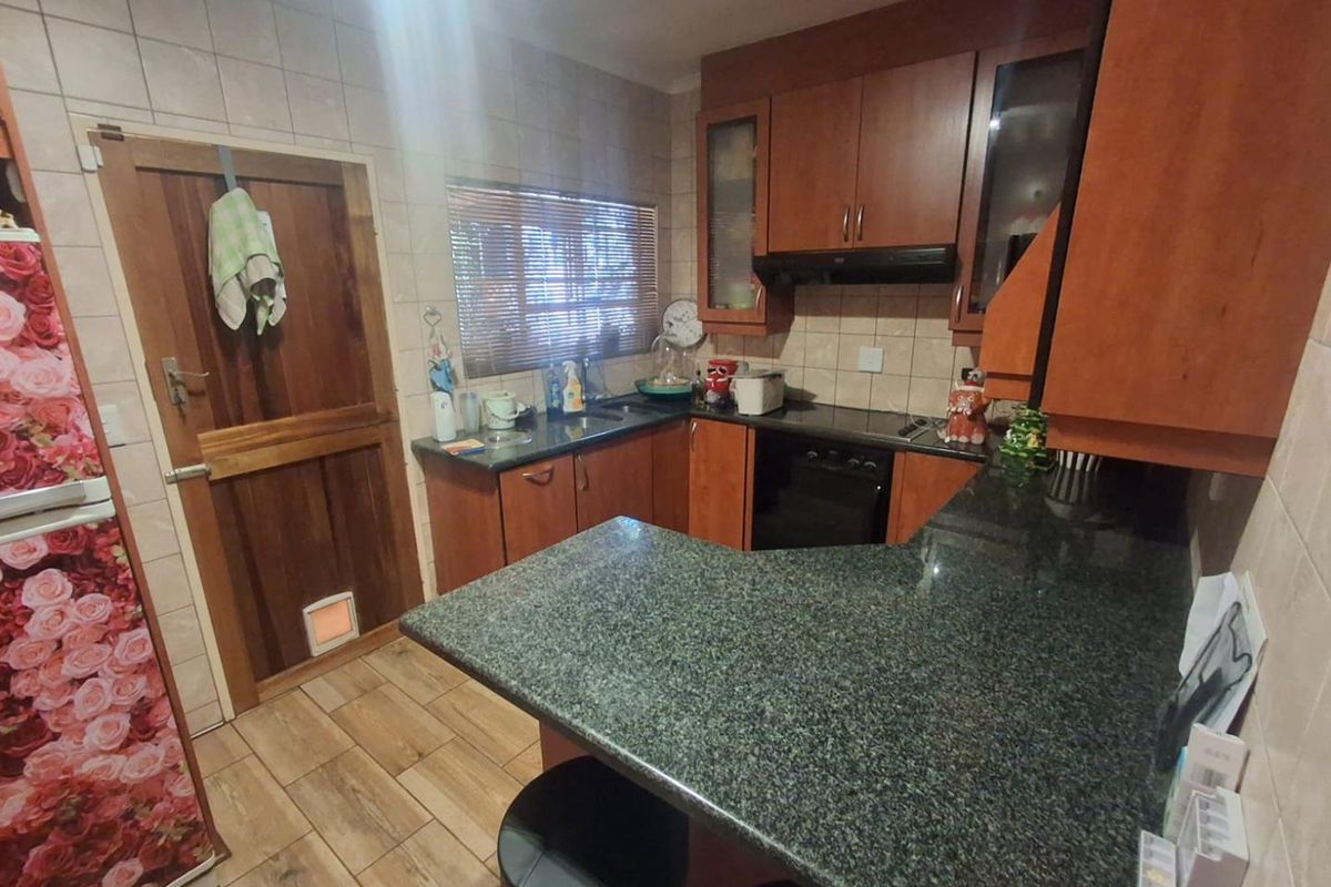 MODERN FAMILY LIVING WITH INCOME-GENERATING POTENTIAL IN MULBARTON - Photo 3