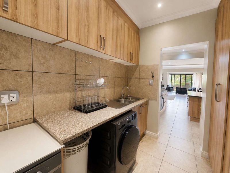 Modern 4-Bedroom Family Home in Prestigious Wild Olive Estate - Photo 4