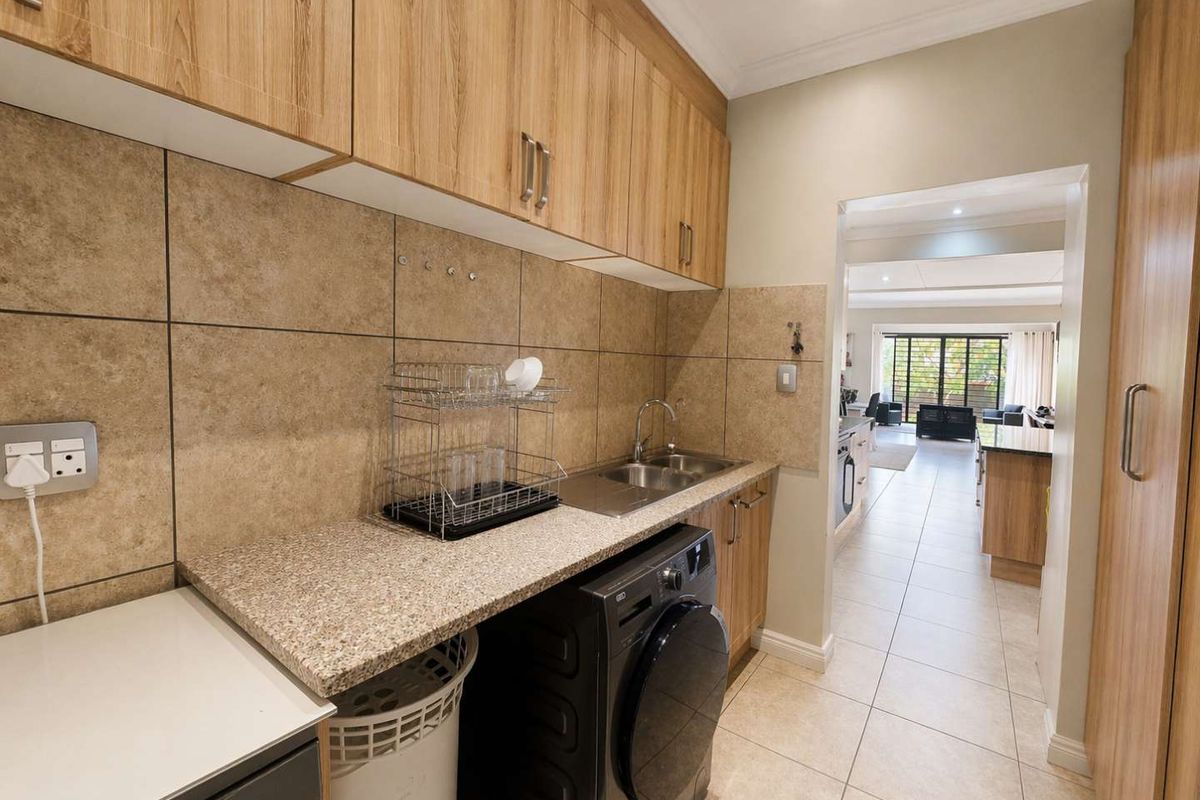 Modern 4-Bedroom Family Home in Prestigious Wild Olive Estate - Photo 4