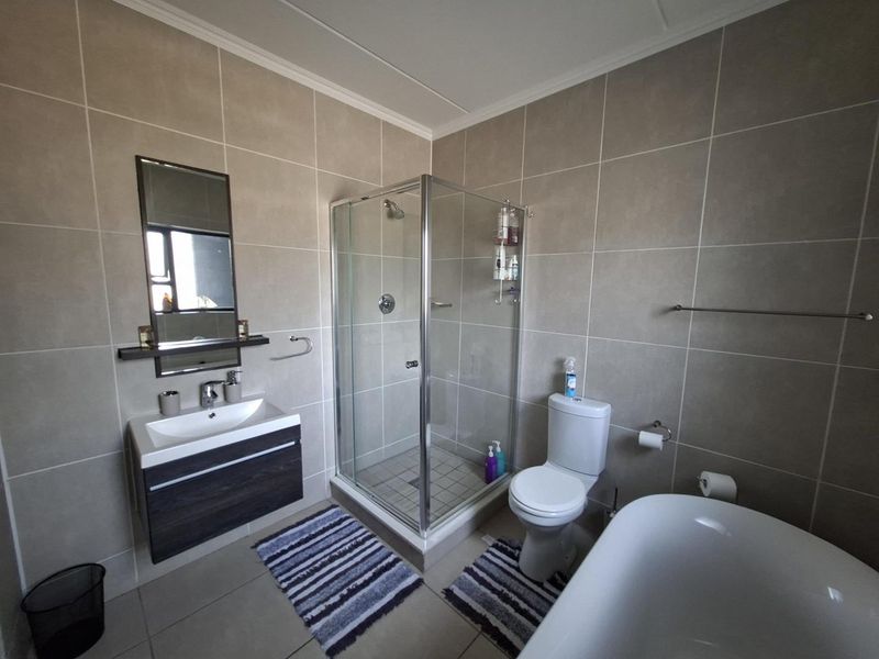 Modern 1st floor 3 Bedroom/2 Bathroom Apartment in secure estate - Photo 10