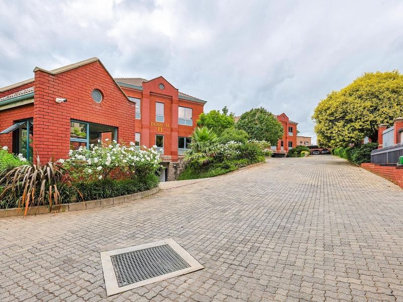 Prime Business Address: 215m2 Ground-Floor Suite with Unrivaled N1 Frontage & Connectivity - Photo 2