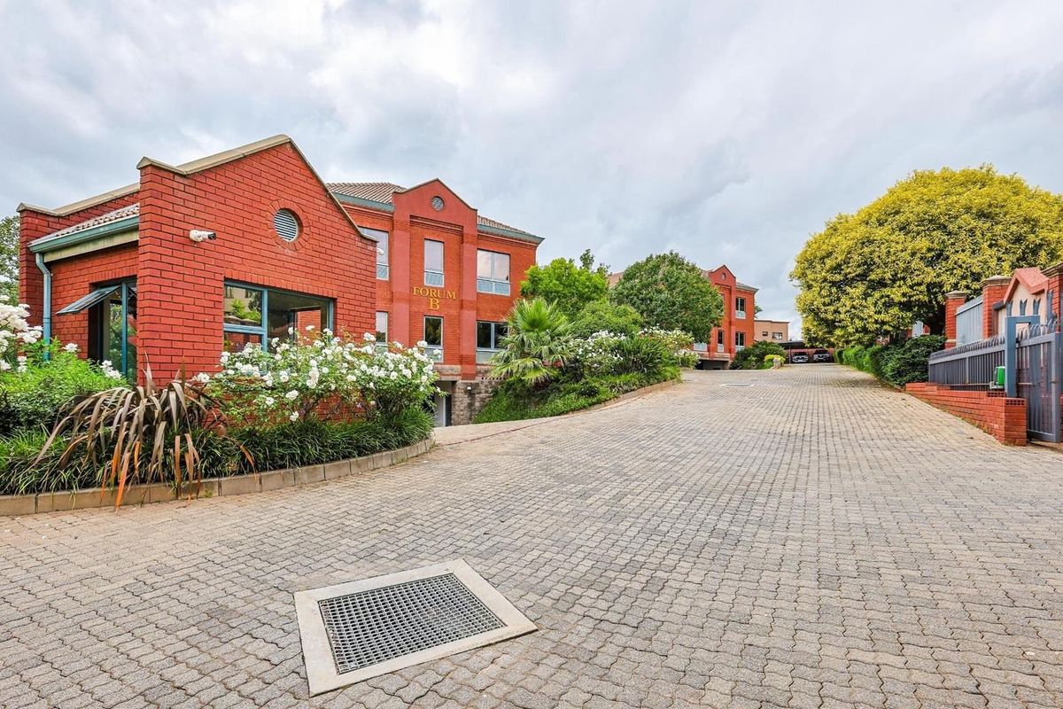 Prime Business Address: 215m2 Ground-Floor Suite with Unrivaled N1 Frontage & Connectivity - Photo 2