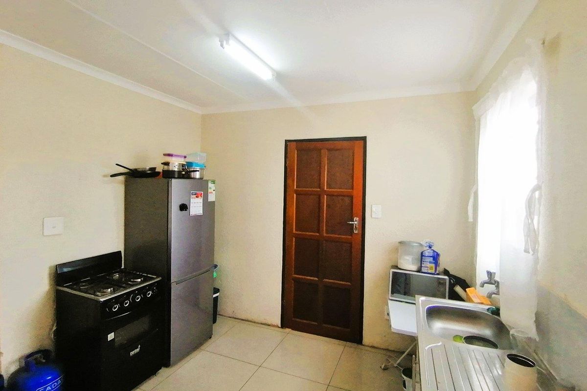 Beautiful three-bedroom home - Photo 4