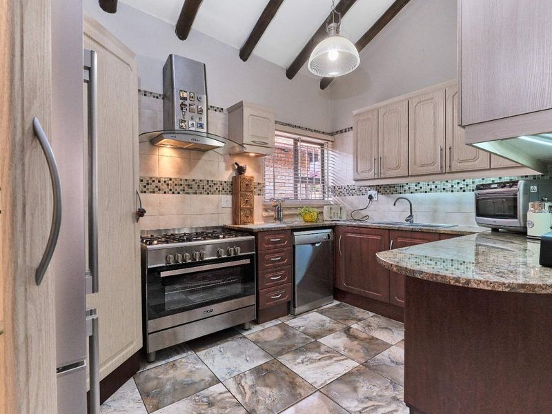 Stylish townhouse living. - Photo 6