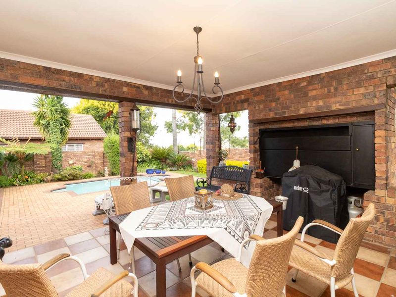 AN OASIS TO CALL HOME FOR THE LARGE FAMILY - Photo 5