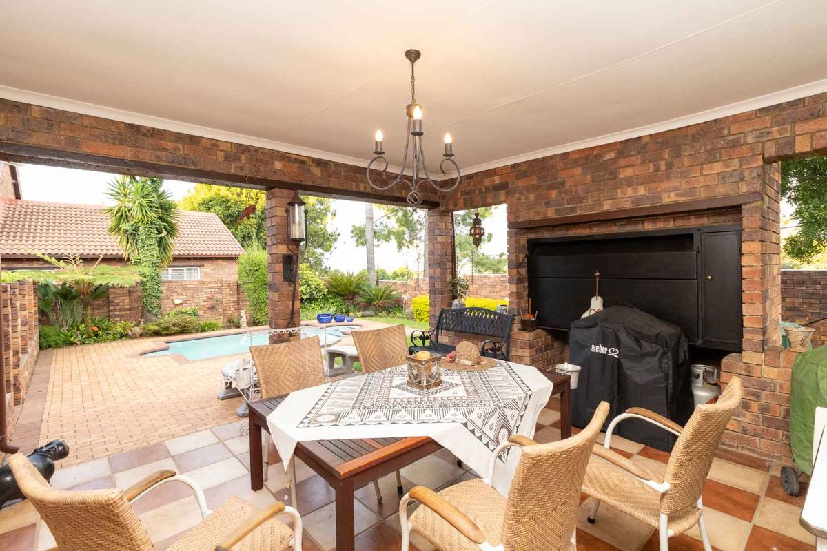 AN OASIS TO CALL HOME FOR THE LARGE FAMILY - Photo 5