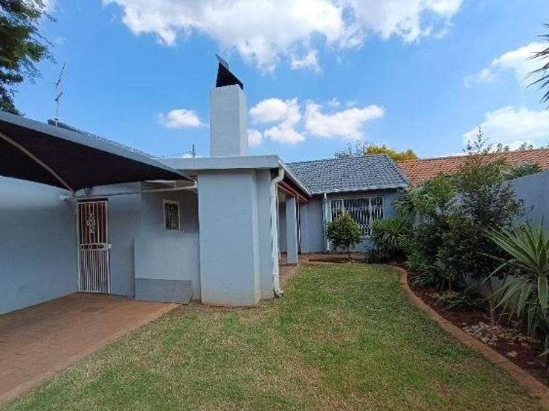 HENNOPSPARK - 3 BEDROOM 2 BATHROOM FULL TITLE HOUSE - Photo 2