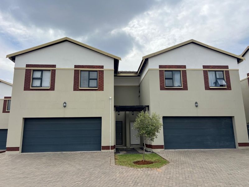 Four-Bedroom, Two-and-a-Half Bathroom Semi-Detached Residence in a Secure Estate - Photo 2