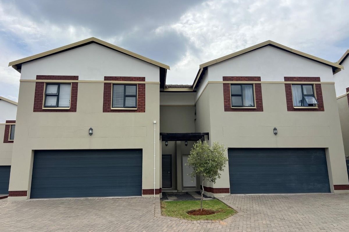 Four-Bedroom, Two-and-a-Half Bathroom Semi-Detached Residence in a Secure Estate - Photo 2