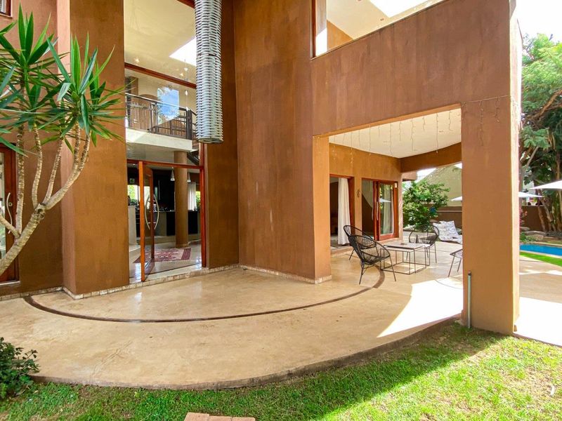 Architectural Masterpiece, 5 Bedrooms, Private Rooftop Garden - Photo 4