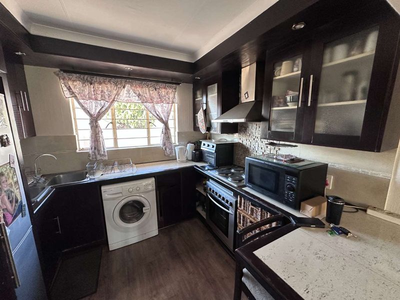 Peaceful and Secure 2 Bedroom Townhouse - Photo 9
