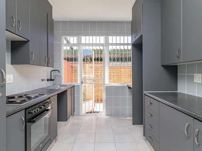 Spacious Duplex: Perfect Blend of Style and Functionality! - Photo 3