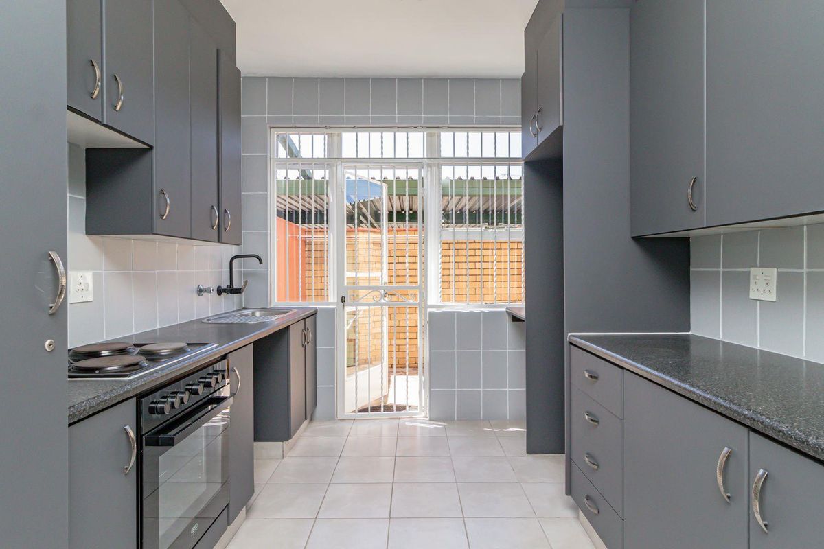 Spacious Duplex: Perfect Blend of Style and Functionality! - Photo 3