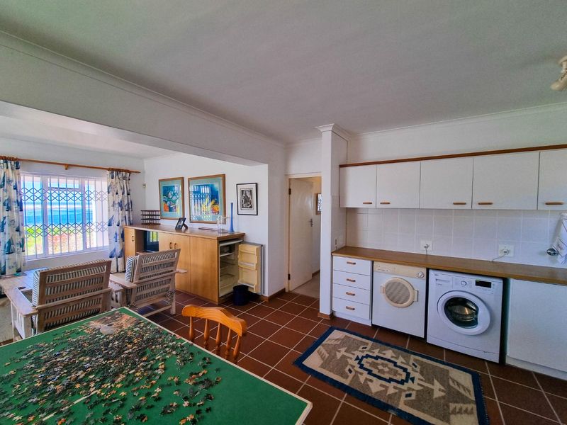 Spacious Oceanfront Family Retreat in Sandbaai - Photo 9