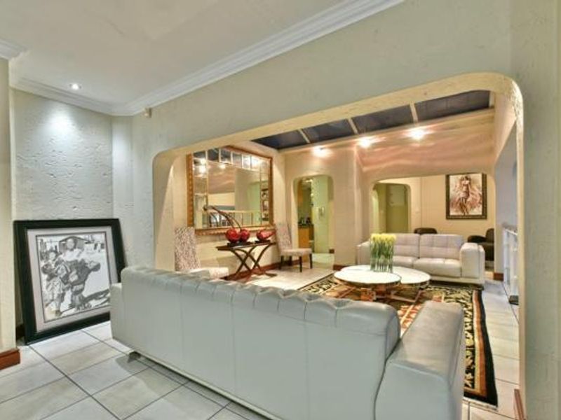 A Hillside Masterpiece with Panoramic Views & Unrivalled Entertaining - Photo 3