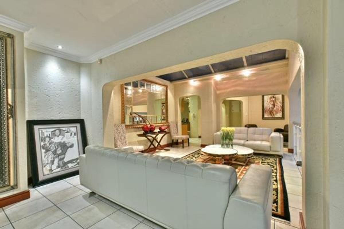 A Hillside Masterpiece with Panoramic Views & Unrivalled Entertaining - Photo 3