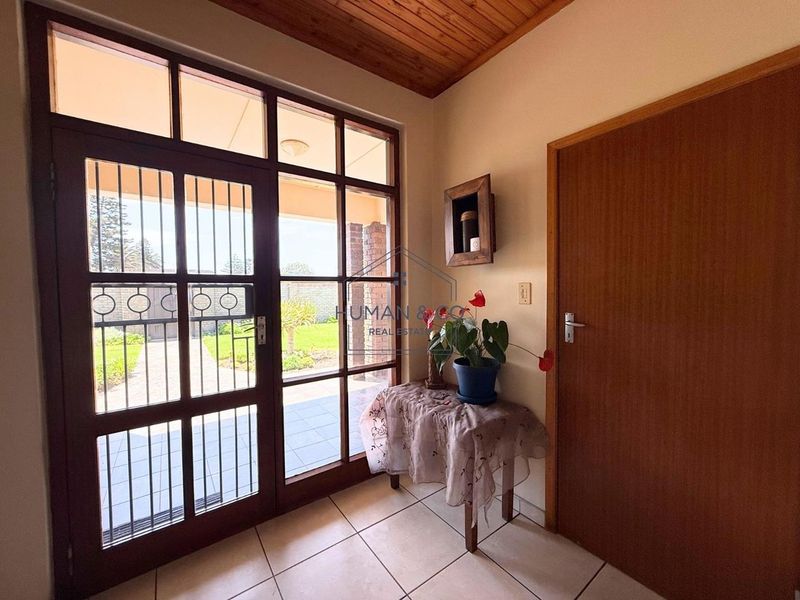 Spacious 5-Bedroom Home with 2 Bedroom Flat in town center! - Photo 4