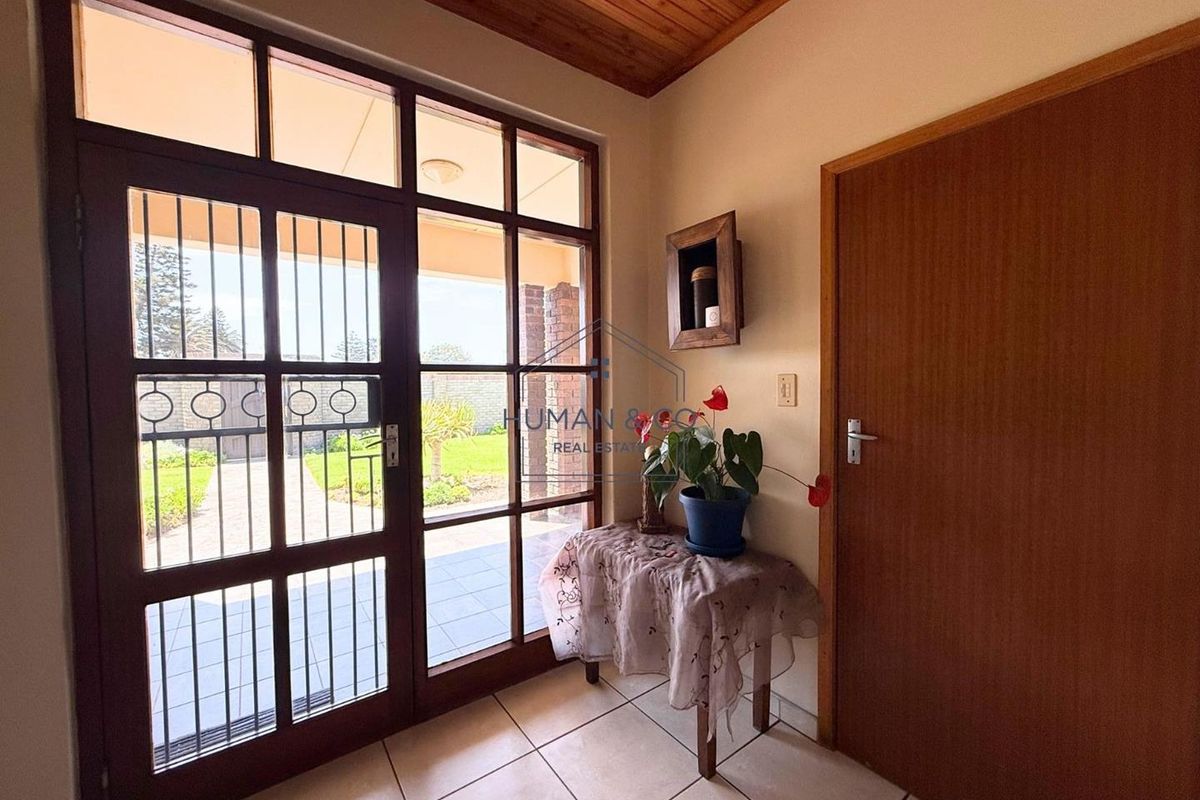 Spacious 5-Bedroom Home with 2 Bedroom Flat in town center! - Photo 4