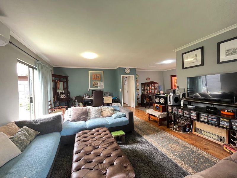 Prime Location: Impeccable Family Home for Sale - Photo 4